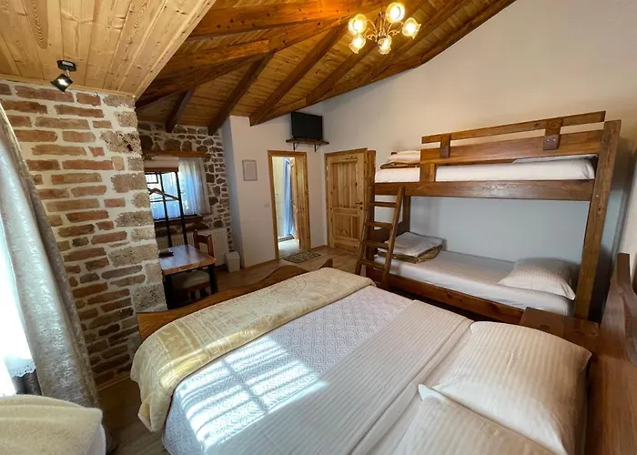 Guest house Bujtina Liana 4*