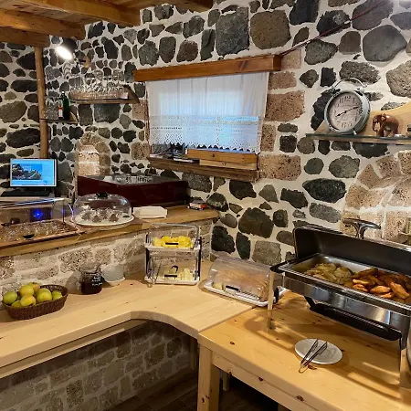 Bujtina Liana بيت ضيافة 4*
