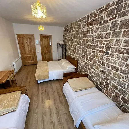 Bujtina Liana بيت ضيافة 4*