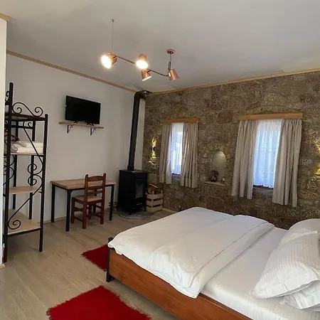 Bujtina Liana بيت ضيافة
